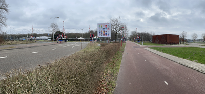 853604 Gezicht op de tramwegovergang van de Uithoflijn in de Koningsweg te Utrecht; in het midden een verkiezingsbord ...